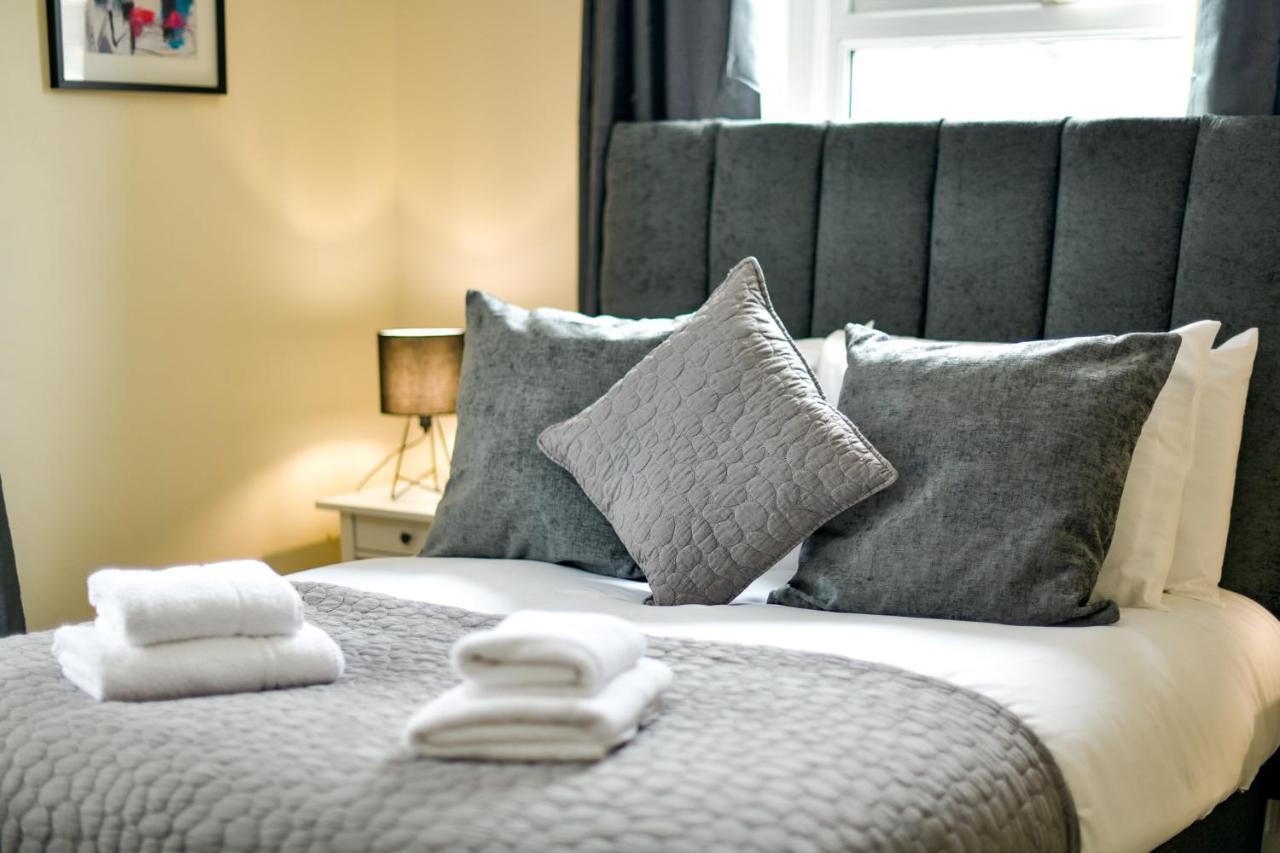 Host & - Gerald House * Swansea