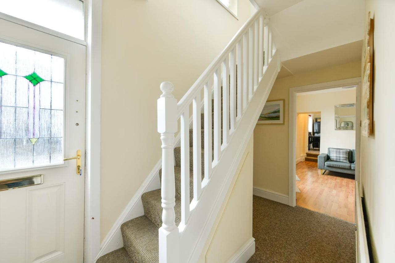 Host & - Gerald House *