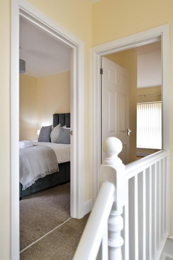Host & - Gerald House *